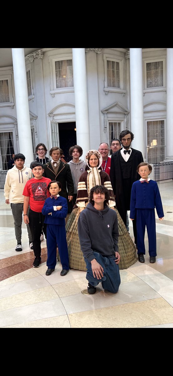 WDJH106's tweet photo. The Lincoln’s were very gracious hosts. Great day for an 8th grade trip to Springfield. #wdsd7 https://t.co/OLNkHTuvfx