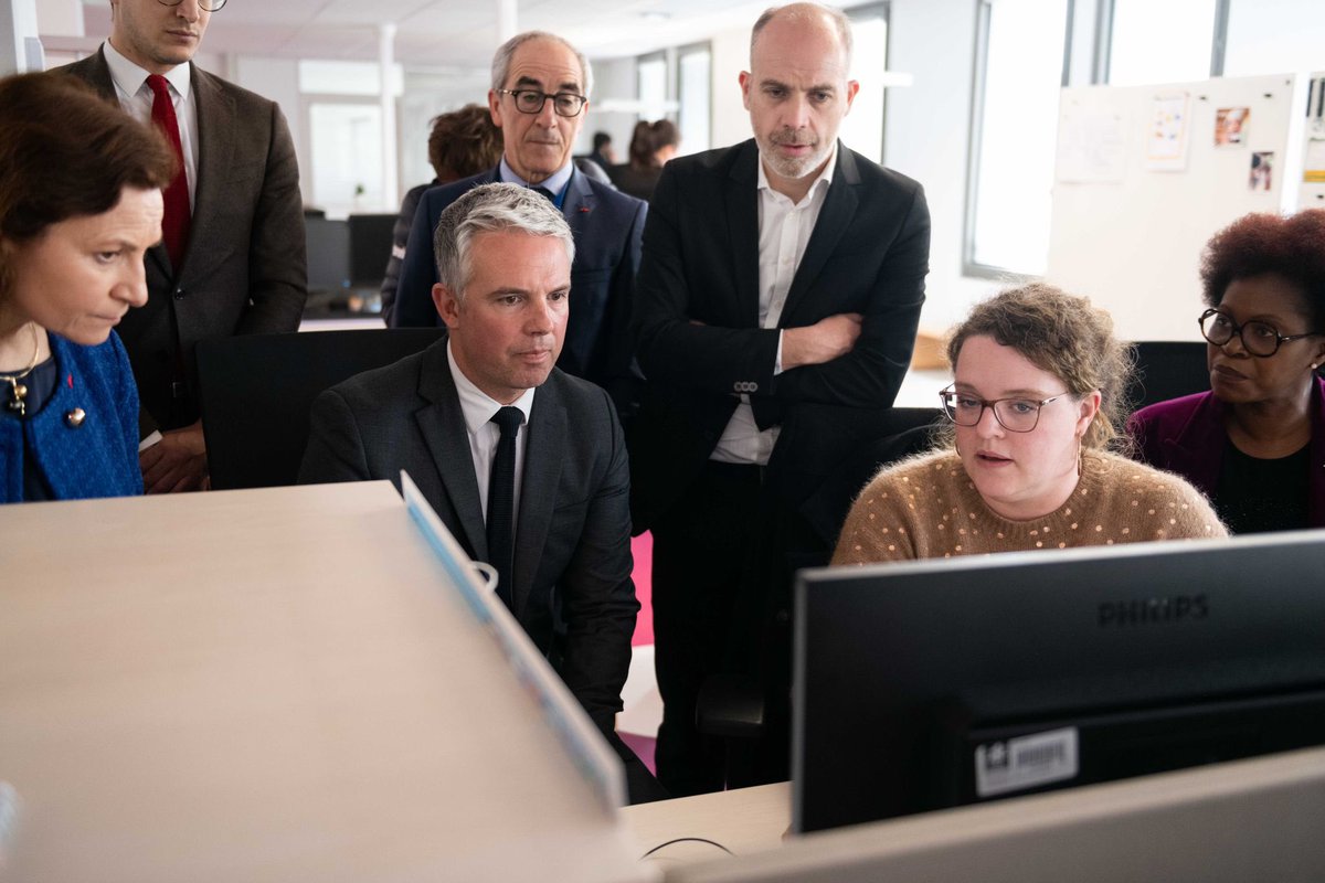 JCCOMBE's tweet photo. La déconjugalisation de l’#AAH était attendue.

Elle sera effective en octobre et concernera 120 000 bénéficiaires qui verront leur allocation ↗️ de 350€ par mois en moyenne.

J’étais à la CAF Paris avec les professionnels pour échanger sur la mise en place de cette mesure. https://t.co/h1Y3EUlJgR