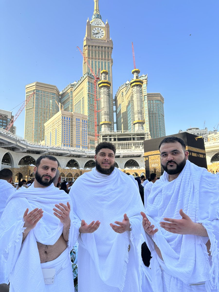 ItsBigZuu's tweet photo. Three muslim brothers who went to school together going to Mecca in Ramadan and competing their Umrah Alhamdulillah 🕋❤️ https://t.co/60dLip7tKO
