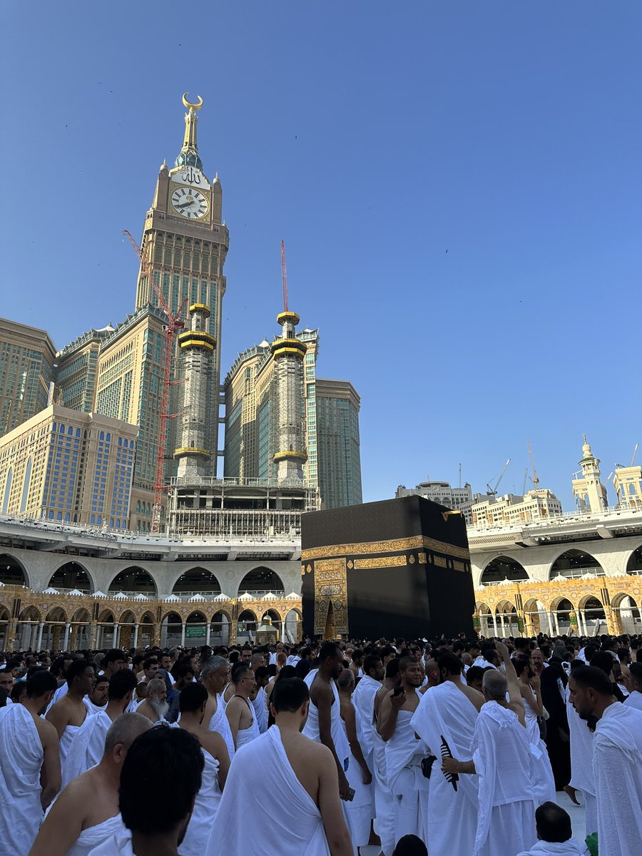 ItsBigZuu's tweet photo. Three muslim brothers who went to school together going to Mecca in Ramadan and competing their Umrah Alhamdulillah 🕋❤️ https://t.co/60dLip7tKO