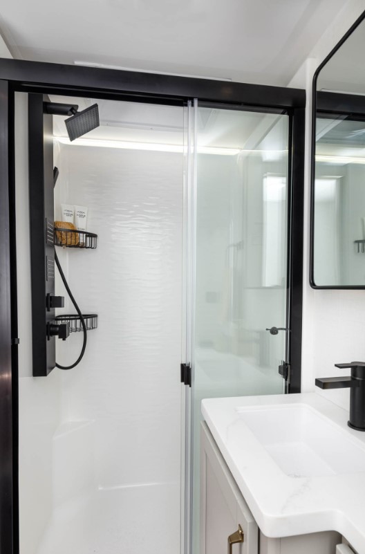 BankstonRVs's tweet photo. This 2024 Brinkley Model Z luxury fifth wheel is bright and modern on the inside, with amenities that will have you feeling at home. The Brinkley mid-profile has plenty of style and exciting new features!🚎🤩

https://t.co/ZsR2spP5lV
#theonlywaytogo #brinkley #modelz #fifthwheel https://t.co/TIgDCL56us