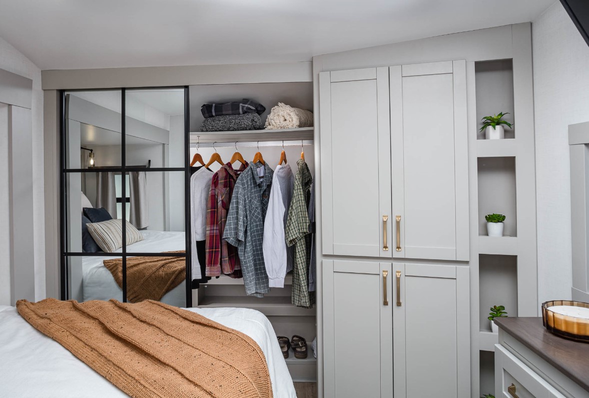 BankstonRVs's tweet photo. This 2024 Brinkley Model Z luxury fifth wheel is bright and modern on the inside, with amenities that will have you feeling at home. The Brinkley mid-profile has plenty of style and exciting new features!🚎🤩

https://t.co/ZsR2spP5lV
#theonlywaytogo #brinkley #modelz #fifthwheel https://t.co/TIgDCL56us