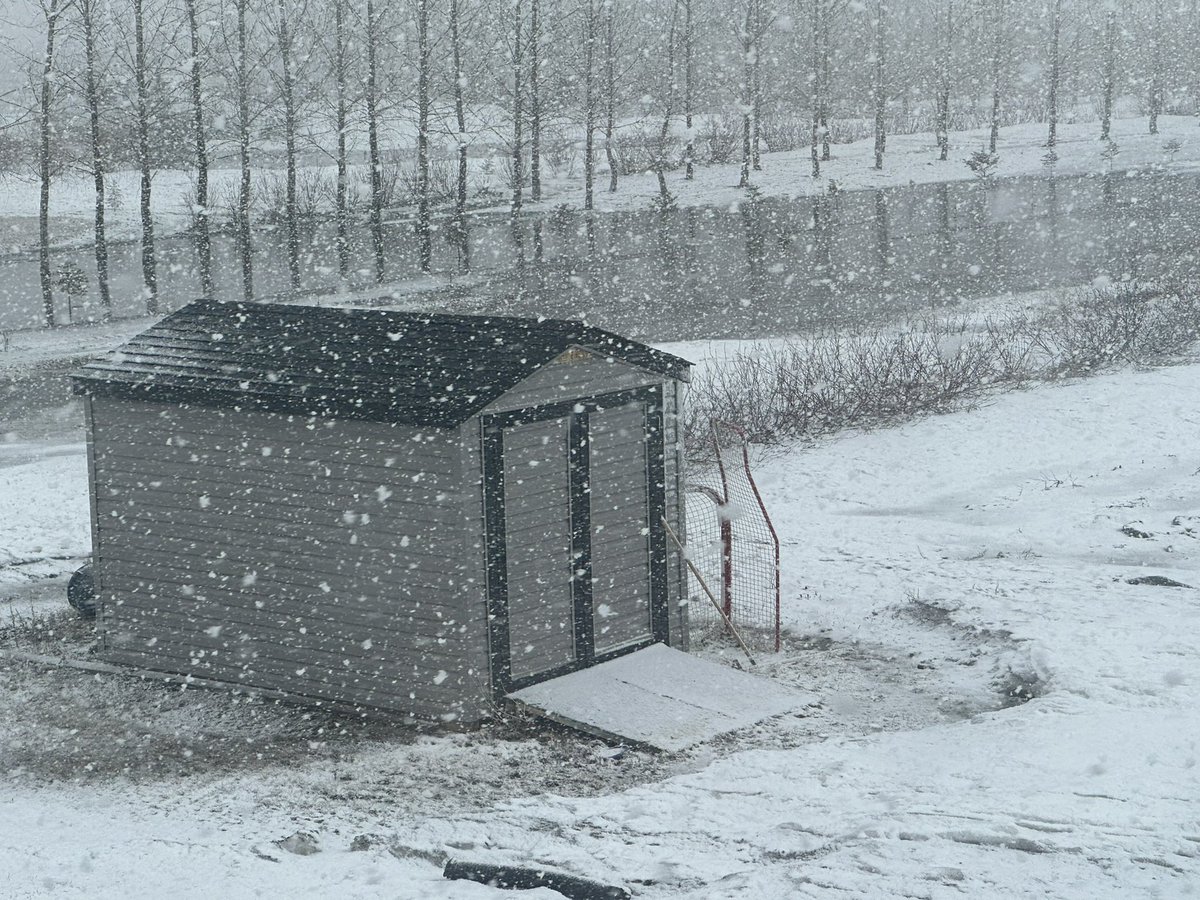 Heavy, wet snow at Pilot Butte, SK. Huge snow flakes! #skstorm @ECCCWeatherSK