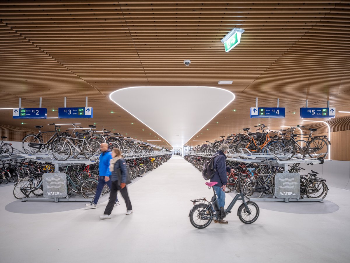 Cycling_Embassy's tweet photo. The IJboulevard bike parking in Amsterdam has space for over 4000 bikes and "has a sustainable and eco-friendly design that integrates low-energy consumption, sustainable materials, and features that promote biodiversity."
📷 Ossip van Duivenbode
https://t.co/KXhjpqE5yq https://t.co/IIqIn2JdLD