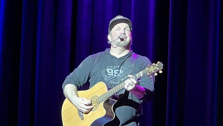 OColly's tweet photo. Student or alumni, all were singing along with Garth last weekend at his alma mater 🤠
Want to know the inside scoop on his performances from last weekend? Head to https://t.co/WFxsklTVs8 to check out Davis Cordova's latest story covering the night.
#okstate #supportstudentmedia https://t.co/8MFn8JX1h6