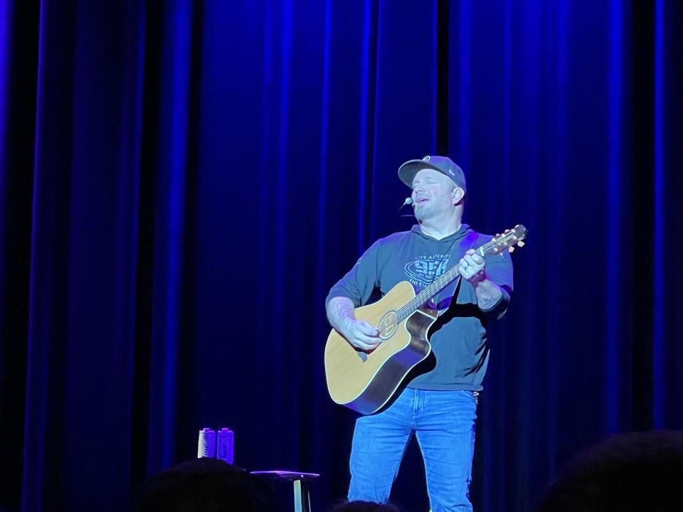 OColly's tweet photo. Student or alumni, all were singing along with Garth last weekend at his alma mater 🤠
Want to know the inside scoop on his performances from last weekend? Head to https://t.co/WFxsklTVs8 to check out Davis Cordova's latest story covering the night.
#okstate #supportstudentmedia https://t.co/8MFn8JX1h6
