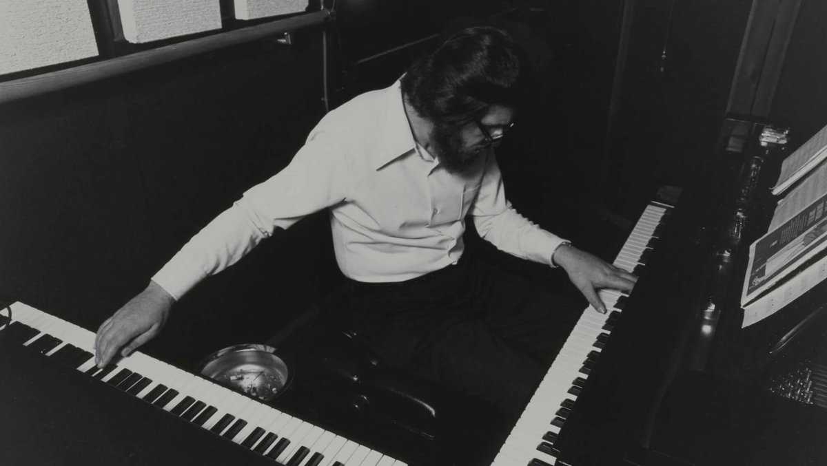 aquadrunkard's tweet photo. Bill Evans :: Live Footage 1964-1975

https://t.co/VgcJcywrXQ

Fan compiled live footage of several sets  spanning 1964 to 1975 -- the meditative grace of Bill Evans. Sweden.  France. Denmark. Transcendent. https://t.co/PtDN09crh2