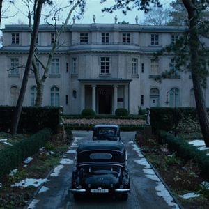 routardcine's tweet photo. La villa Marlier à Berlin-Wannsee où s'est tenue la conférence de Wannsee en janvier 1942 avec 15 hauts responsables du 3ème Reich réunis pour mettre au point "la solution finale" :  #LaConference, le huis clos glaçant de Matti Geschonneck (en salles) https://t.co/fzNOQXyWL0
