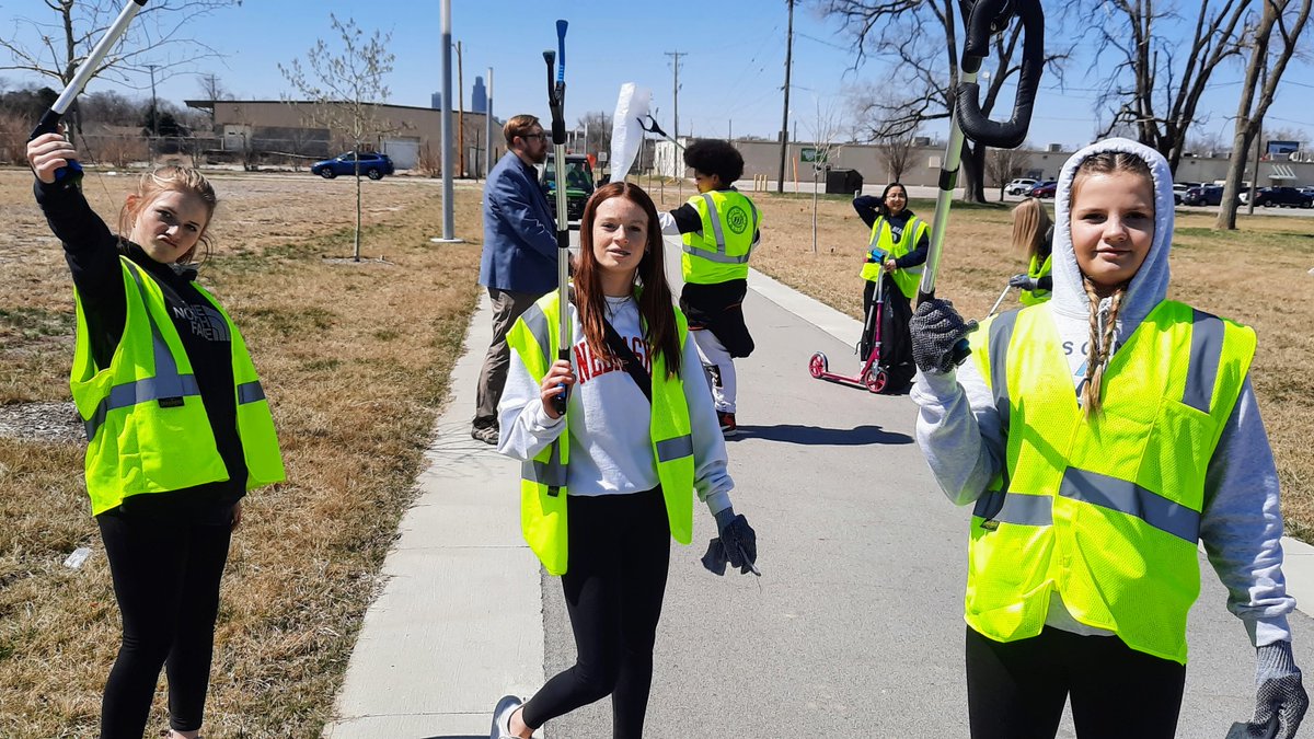 CityofCB's tweet photo. Future CB leaders! Thanks to these LC middle schoolers for cleaning up litter along FIRST AVE. Are you coming to our big party on May 19?? https://t.co/y7F2qkyLtf #unleashcb #firstavecb https://t.co/2XKfLcCtjs