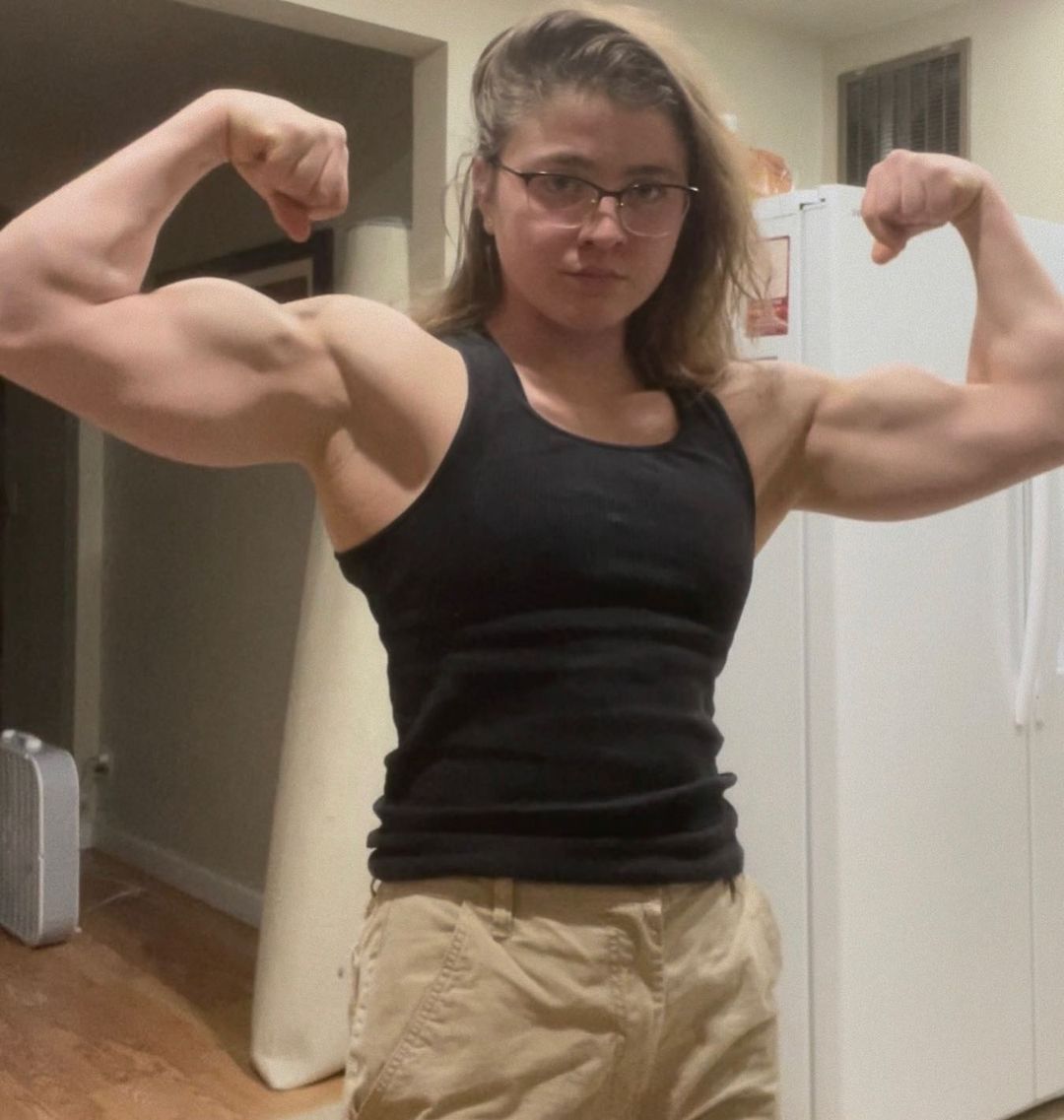 FbbWoman's tweet photo. @awefilms Isabella Demayo the muscular girl of my dreams my fetish would be fulfilled hire her. https://t.co/PfZ4m0nCkM