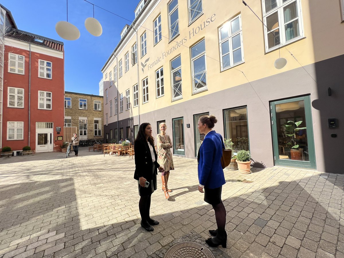 Ligeministeriet's tweet photo. Kun 0,1 pct. af investeringer i danske startups går til startups med kun kvindelige iværksættere😔

Det tal vil regeringen have op! ⬆️

Ligestillingsminister @marie_bjerre fik i dag Nordic Female Founders input til, hvordan vi får flere kvindelige iværksættere 💄👠💵 https://t.co/5wiiMrttqM