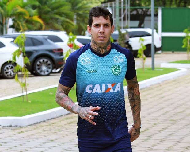 Lembram do Victor Ramos, que jogou no Goiás? Pois bem, ele recebeu a polícia hoje na sua casa logo cedo. Jogador é investigado por suspeita de participação em manipulação de resultados pela operação Penalidade máxima. Atualmente o zagueiro está na Chapecoense.