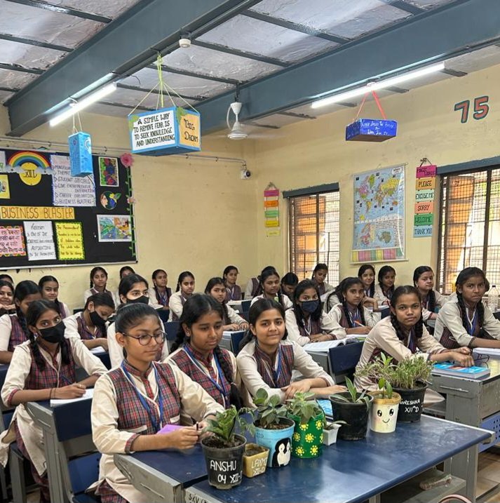 SPeeragarhi's tweet photo. With an aim to infuse the learning spaces with greenery, we have started a #GreenDrive initiative, wherein students bring containers that can be used as planters for indoor plants to be placed in the classrooms.

@Dir_Education
@gupta_iitdelhi @RenuBha67214440 @SonaliVermaMT https://t.co/NhCzipEjAU