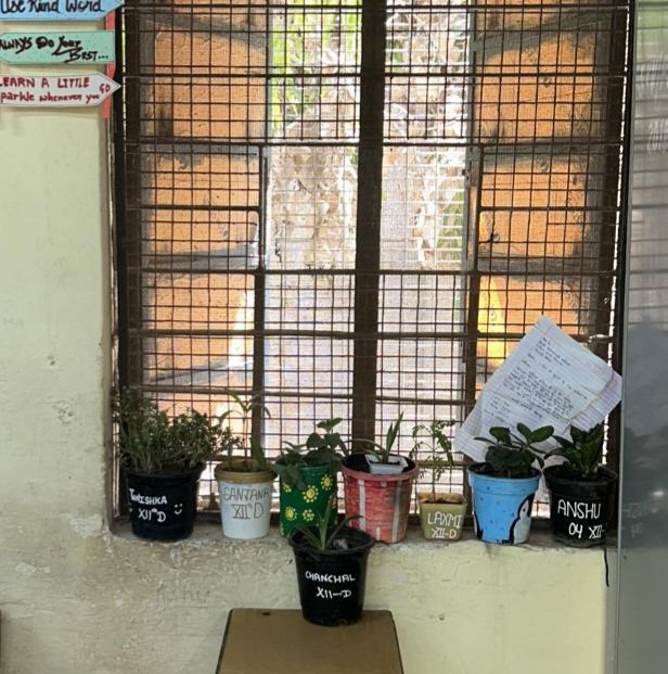 SPeeragarhi's tweet photo. With an aim to infuse the learning spaces with greenery, we have started a #GreenDrive initiative, wherein students bring containers that can be used as planters for indoor plants to be placed in the classrooms.

@Dir_Education
@gupta_iitdelhi @RenuBha67214440 @SonaliVermaMT https://t.co/NhCzipEjAU