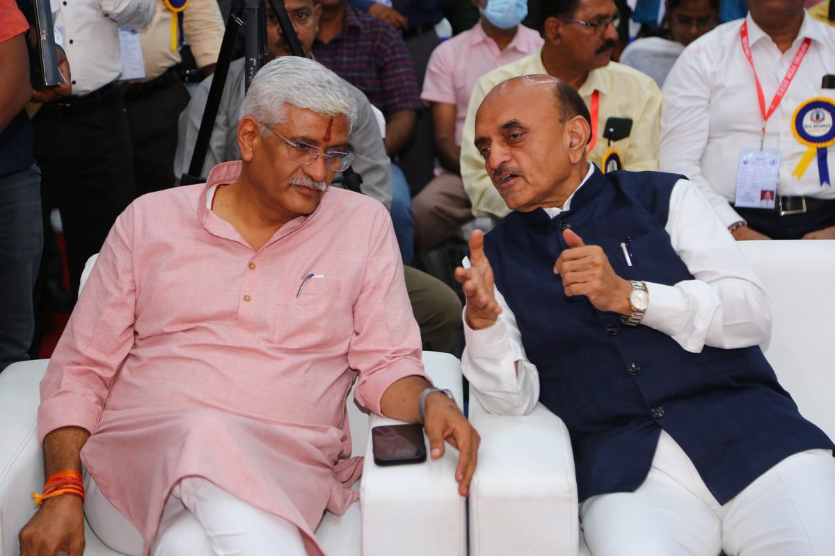 DrBhagwatKarad's tweet photo. आज चेन्नई में आयोजित 30 वे फेडरल कौंसिल बैठक में सम्मेलित हुआ | इस बैठक में केंद्रीय जल शक्ति मंत्री, मा. श्री. @gssjodhpur  जी उपस्थित थे |इस दौरान संबोधित करते हुए कैसे बीमा विकास अधिकारी और https://t.co/XnpbCQh9va