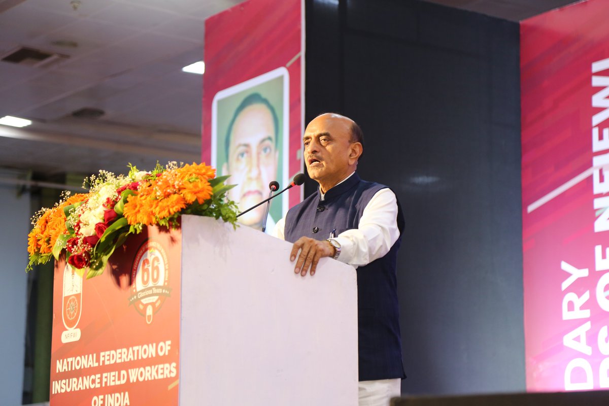 DrBhagwatKarad's tweet photo. आज चेन्नई में आयोजित 30 वे फेडरल कौंसिल बैठक में सम्मेलित हुआ | इस बैठक में केंद्रीय जल शक्ति मंत्री, मा. श्री. @gssjodhpur  जी उपस्थित थे |इस दौरान संबोधित करते हुए कैसे बीमा विकास अधिकारी और https://t.co/XnpbCQh9va