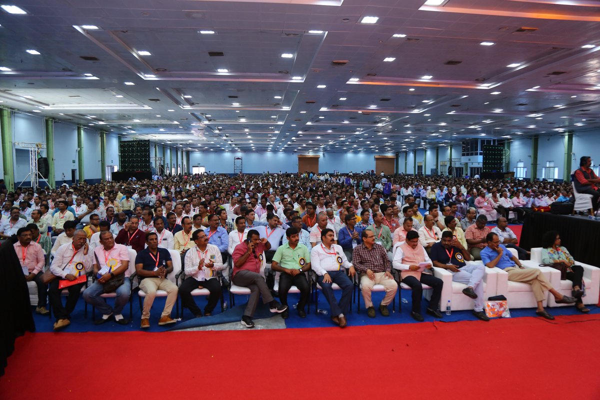 DrBhagwatKarad's tweet photo. आज चेन्नई में आयोजित 30 वे फेडरल कौंसिल बैठक में सम्मेलित हुआ | इस बैठक में केंद्रीय जल शक्ति मंत्री, मा. श्री. @gssjodhpur  जी उपस्थित थे |इस दौरान संबोधित करते हुए कैसे बीमा विकास अधिकारी और https://t.co/XnpbCQh9va
