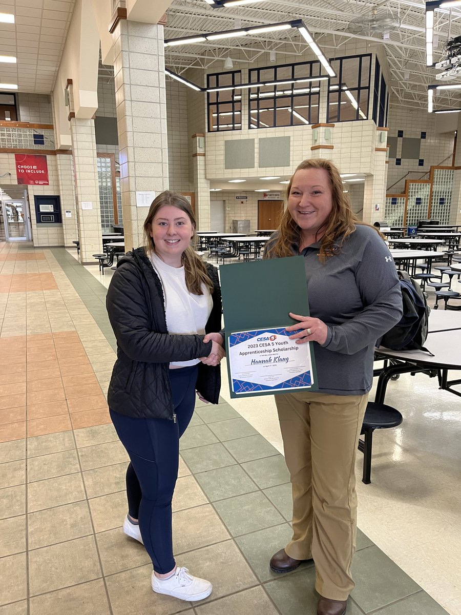 ReedsburgSD's tweet photo. 👏Congratulations to Hannah Klang!

She is the recipient of the CESA 5 Youth Apprenticeship Scholarship. Way to go Hannah! 👍

#ReedsburgPride https://t.co/EnWntD2z7y