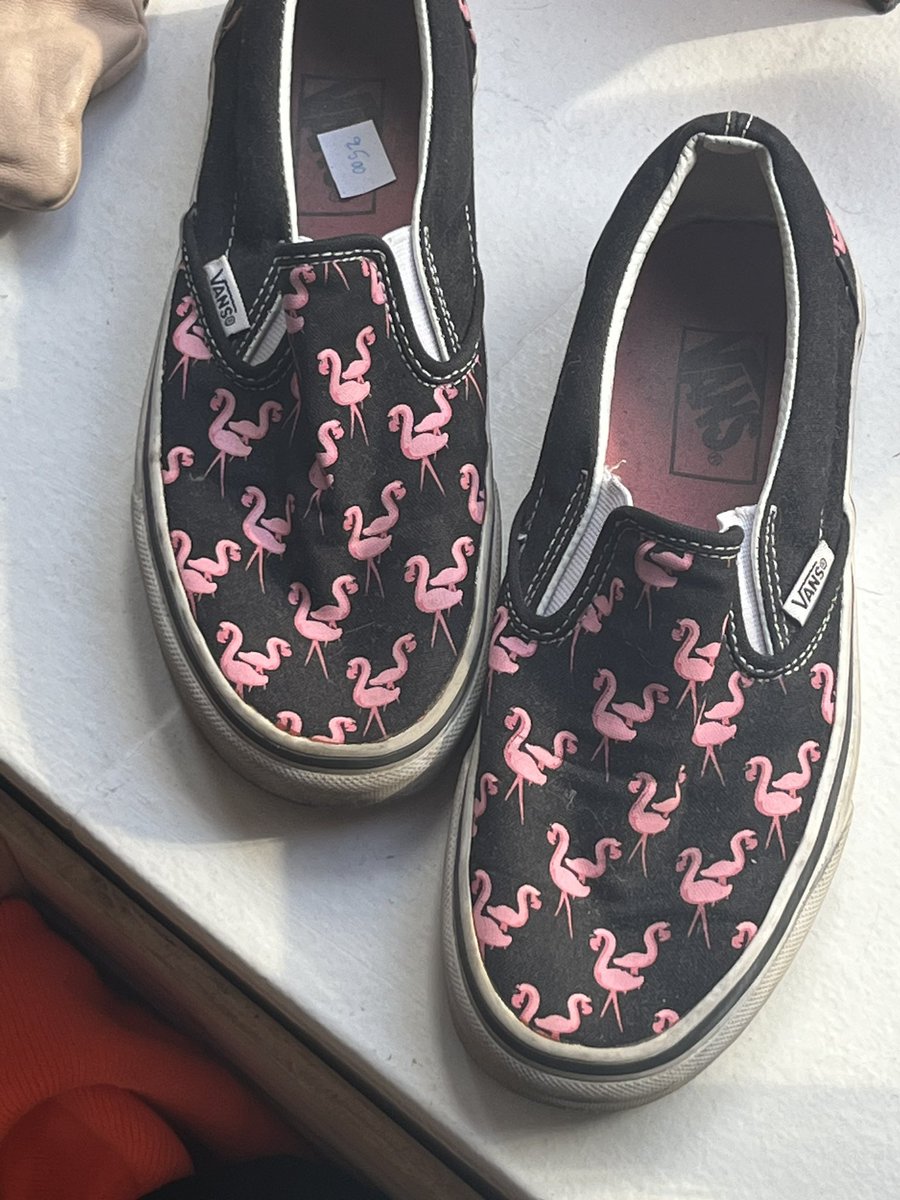 Phlamingolingo's tweet photo. Phlamingolingo is the real global lingua franca - these Phantastic Phlockers were spotted in Iceland by a phanatical phan #phlamingophound #thinkpink #globular https://t.co/pgZL722YJS