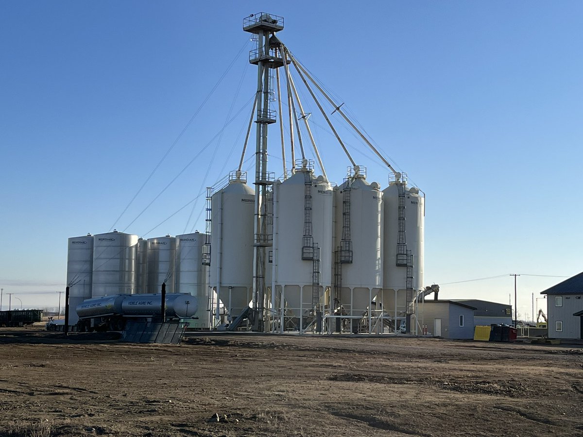 veikleagro's tweet photo. What does your farm prefer? Dry or Liquid Fertilizer
Either way, we got you covered!
#fertilizer #dry #liquid #customblends #veikleagro #wearefarmerstoo #shoplocal #yll #denzil #cutknife https://t.co/Y0PmY8tFgq