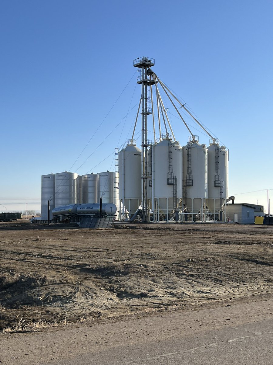 veikleagro's tweet photo. What does your farm prefer? Dry or Liquid Fertilizer
Either way, we got you covered!
#fertilizer #dry #liquid #customblends #veikleagro #wearefarmerstoo #shoplocal #yll #denzil #cutknife https://t.co/Y0PmY8tFgq