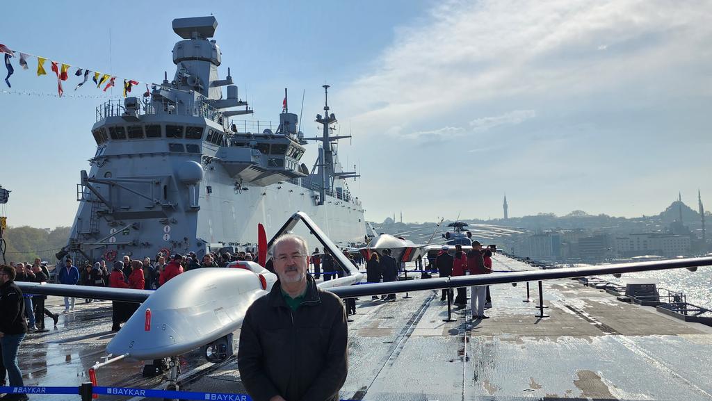 mhulkicevizoglu's tweet photo. TCG ANADOLU güvertesinde KIZILELMA.
Aşağıda birkaç km uzunluğunda ziyaretçi kuyruğu.

Bir tarafta ESER, diğer tarafta yerlerinde yeller ESER... https://t.co/HG9qBcn0Ga