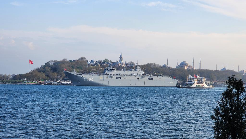 Kağıt değil gerçek bir eser.
TCG ANADOLU, arkada AYASOFYA, TOPKAPI SARAYI ve milliliğin sembolü TÜRK BAYRAĞI...