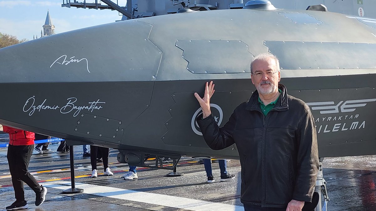 TCG ANADOLU güvertesinde KIZILELMA.
Aşağıda birkaç km uzunluğunda ziyaretçi kuyruğu.

Bir tarafta ESER, diğer tarafta yerlerinde yeller ESER...