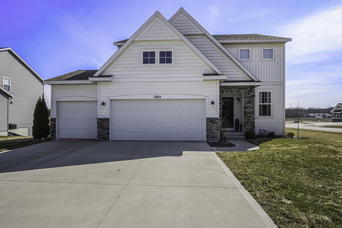 Lakefrontman's tweet photo. NEW LISTING! 12634 Riverton Rd., Grand Haven Spectacular 4 bed/2.5 bath home featuring an open floor plan, walk-out basement, great yard &amp; pond views! New in 2019 w/ neutral decor&amp; modern finishes. Fabulous location close to schools, parks &amp; Lake Mich. $499,900 #greenridgerealty https://t.co/rHS2frc2Qs