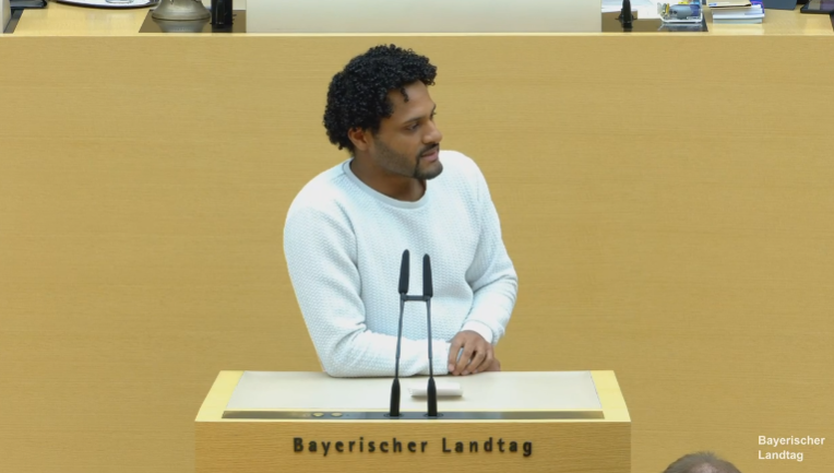 ++Plenum++ #Mobilfunknetz
Im Schnitt dauert es 11 Monate, bis ein Mobilfunkmast in Betrieb genommen wird. Wären Sie das Thema vor 2 Jahren angegangen, hätten wir jetzt einige Funklöcher weniger. Übrigens: 3 Monate bis zur Genehmigung wären dennoch besser als 6 Monate. <a href="/benniadjei/">Benjamin Adjei</a>