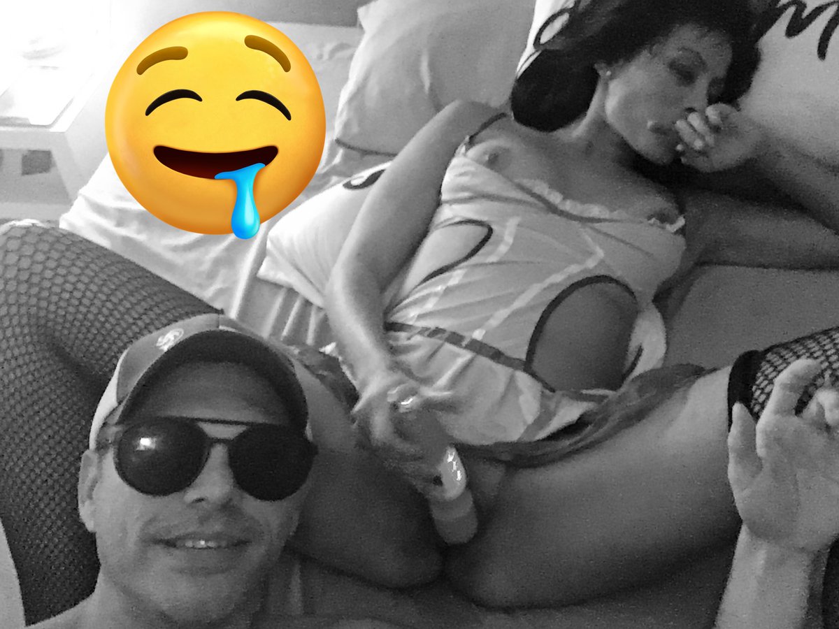 GerardoPdC's tweet photo. Hay de selfies a selfies y pito selfie. Y en blanco y negro 🤳😎😍🥵🔥 #PlayaDelCarmen #SinglePDC https://t.co/11XkCQcEkL