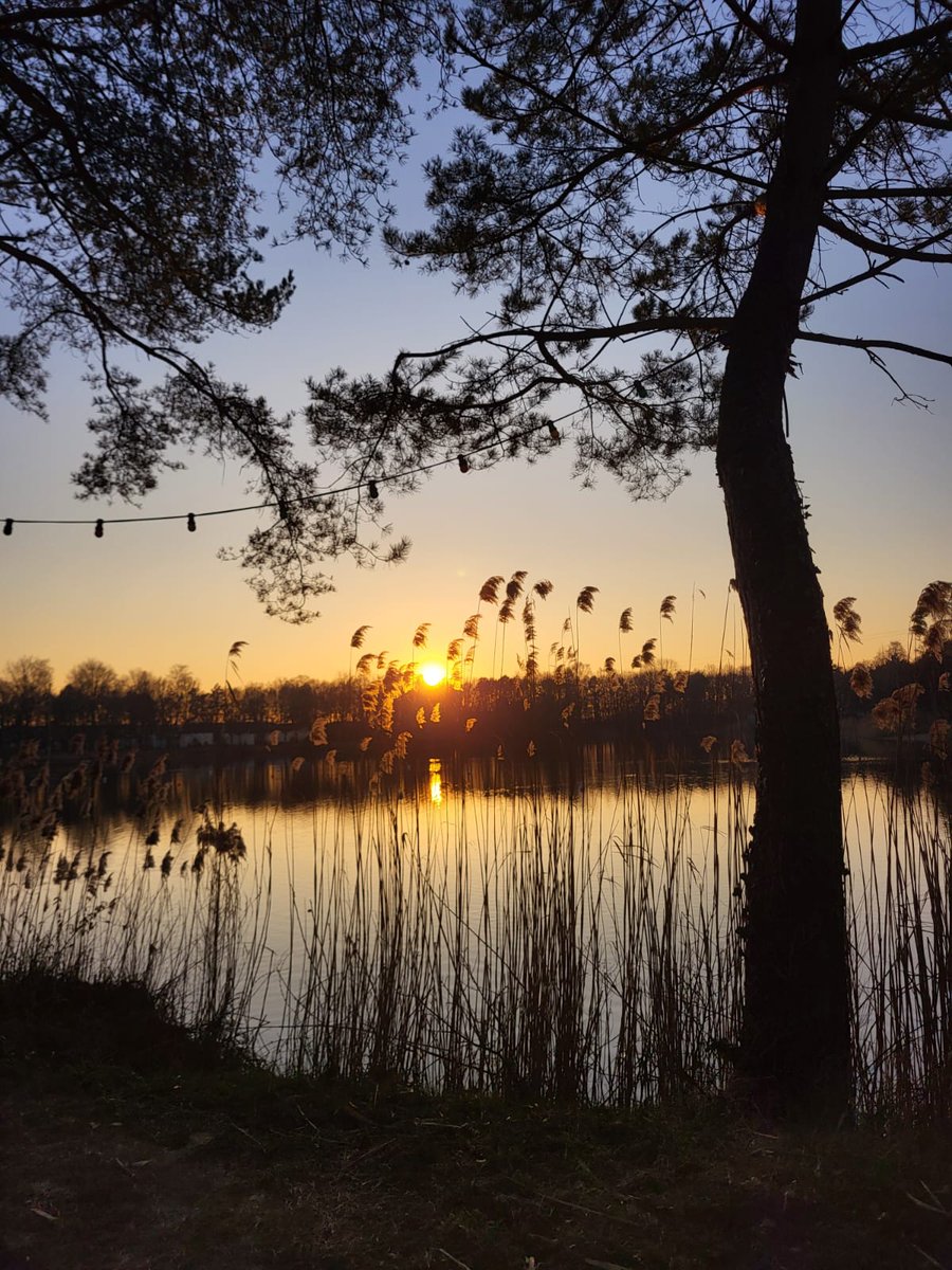 While it's easy to get caught up in the thrill of adventure, traveling can also be an opportunity to slow down, reflect, and appreciate the simple joys of life. 

#sunsetxvibes #naturelovers