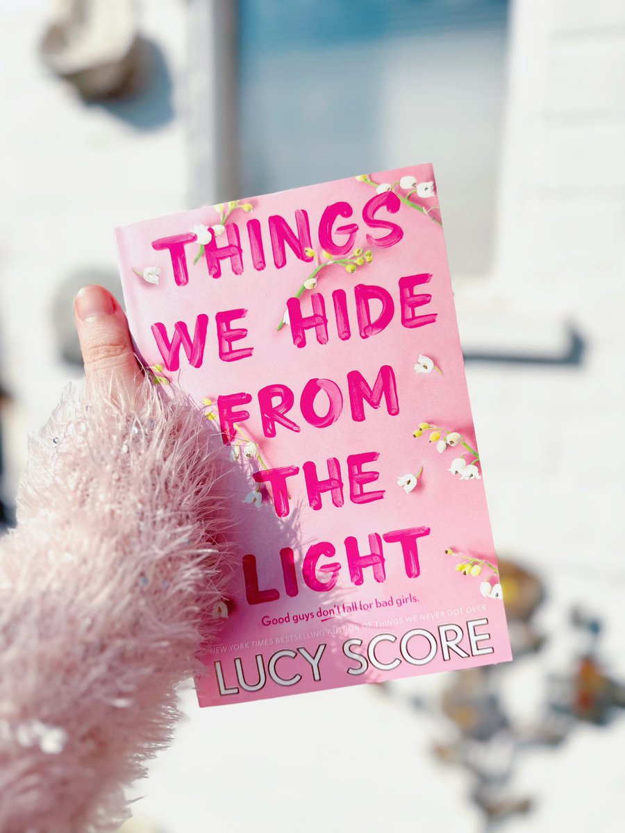B_Bibliophile_'s tweet image. 🌸 𝑪𝒖𝒓𝒓𝒆𝒏𝒕𝒍𝒚 𝑹𝒆𝒂𝒅𝒊𝒏𝒈 🌸

Book one was incredible (&amp;amp; so worth the hype), it’s time to see if book two also lives up to it!

Our U.K. editions are just ✨stunning✨

Grab a copy today on Amazon or Waterstones📚

#ThingsWeHideFromTheLight #LucyScore #CurrentlyReading