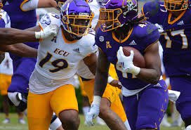JACOBYM5's tweet photo. I am extremely honored and blessed to announce that i have received my 6th offer from East Carolina University🟣🟡@Dyrell_Roberts @EliHarold_ @CoachEddie2 @OscarSmithFB @coachcscott @ChrisS0933 @CoachThourogood @ECUPiratesFB @ECUCoachHouston https://t.co/69HS8dDCLP