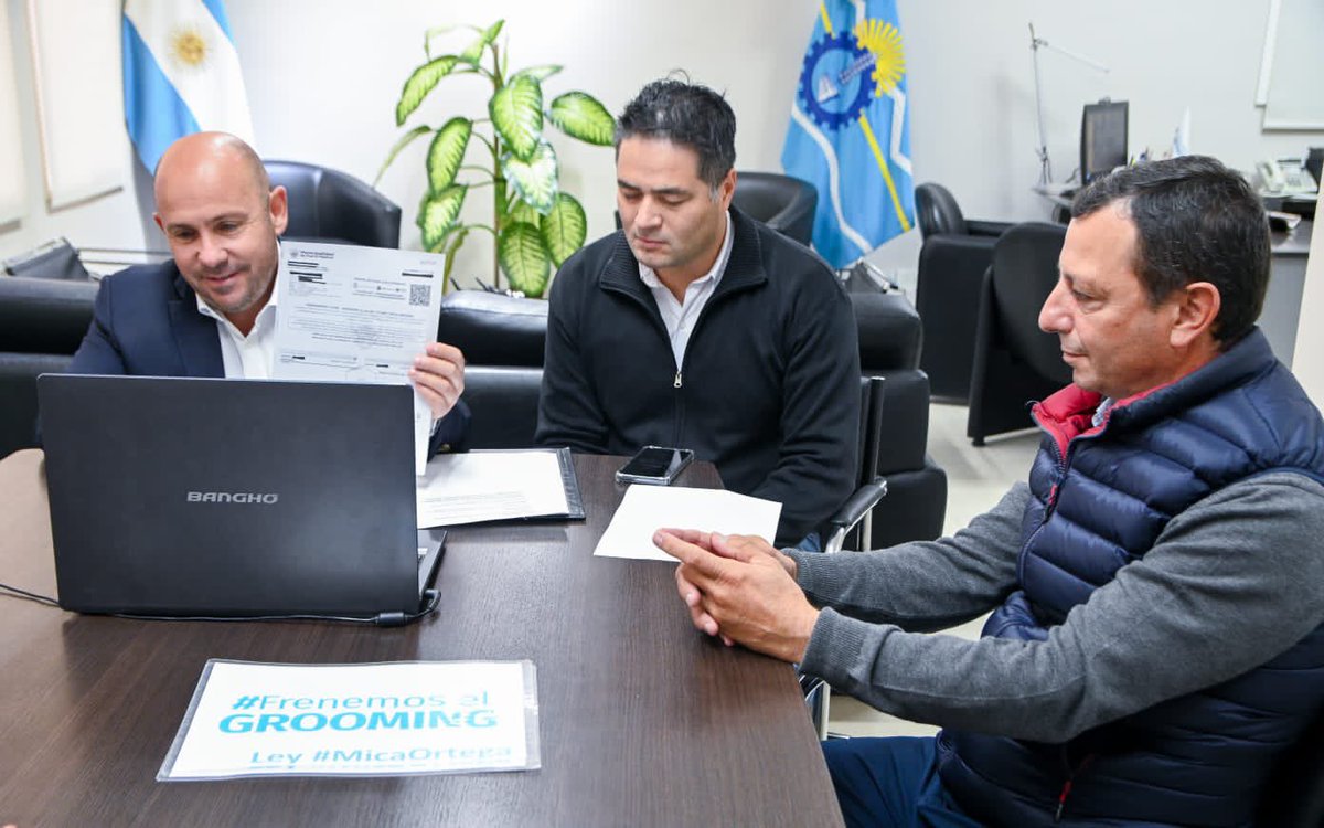 Gus_Sastre's tweet photo. Hoy firmamos un acta acuerdo con las autoridades del Instituto de Políticas Públicas de Prevención de Grooming para capacitar a personal del Municipio sobre los alcances de la Ley Mica Ortega.

#HaciendoMadryn https://t.co/shFswfIQQh