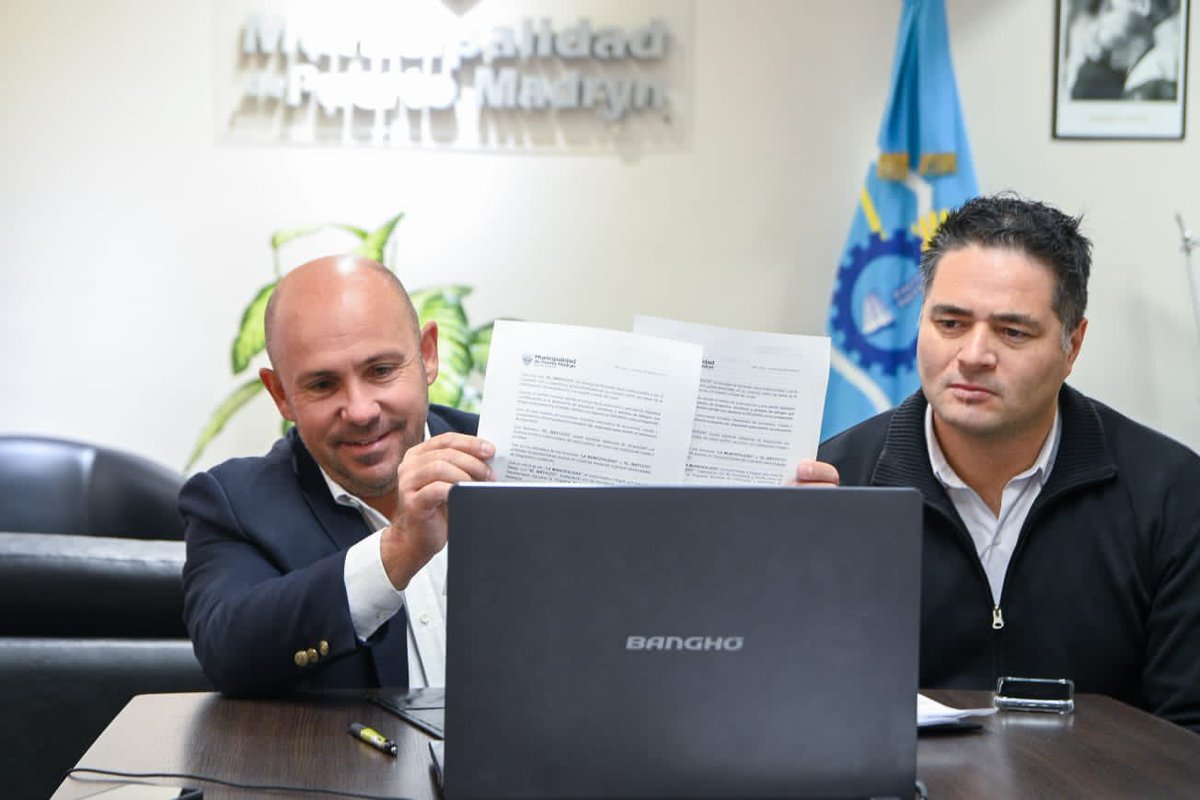 Gus_Sastre's tweet photo. Hoy firmamos un acta acuerdo con las autoridades del Instituto de Políticas Públicas de Prevención de Grooming para capacitar a personal del Municipio sobre los alcances de la Ley Mica Ortega.

#HaciendoMadryn https://t.co/shFswfIQQh