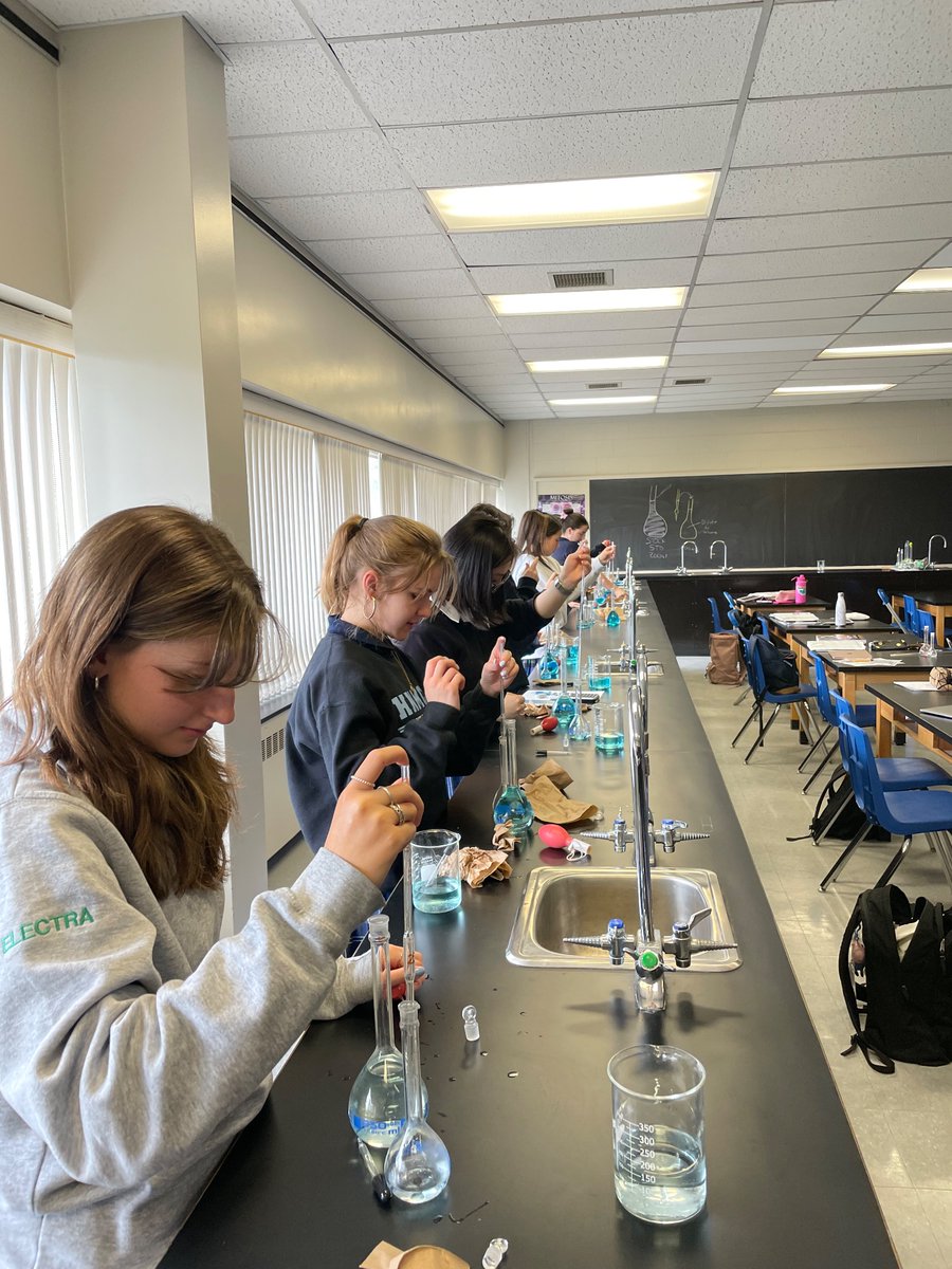 MsENicoletti's tweet photo. Learning how to make diluted solutions in chemistry! Using water today! Hands on experience for using formula C1V1=C2V2. @HNMCS  @MsENicoletti https://t.co/yma90oNVOI