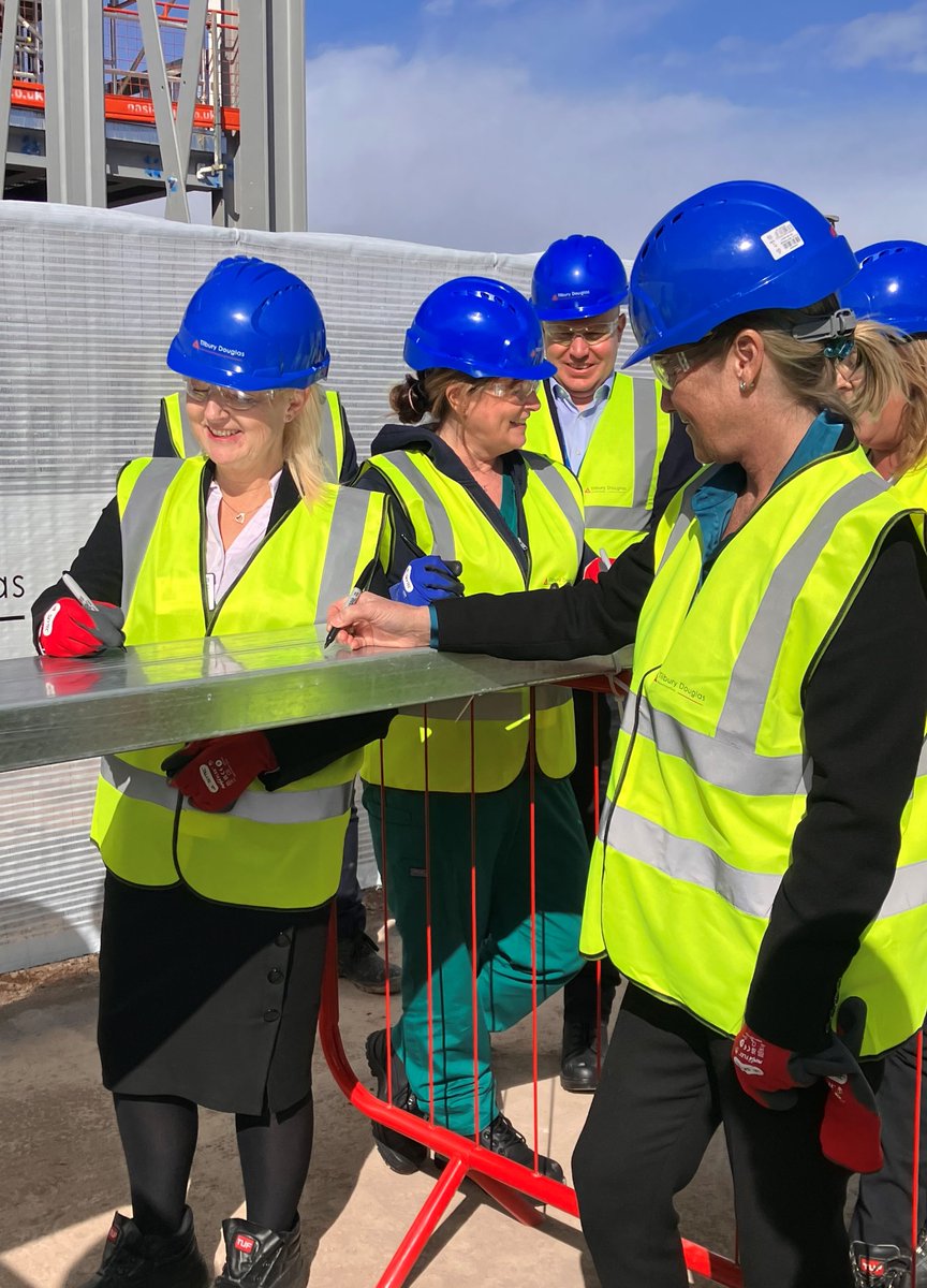 TilburyNorth's tweet photo. Throwback to @wuthnhs enjoying signing the last piece of steel to celebrate #construction progress of their new Urgent & Emergency Care Facility at Arrowe Park Hospital & a great opportunity for the team to make their mark on the building! π·ββοΈποΈπ·ββοΈ
#TilburyDouglas #Steelsigning https://t.co/KVAe7IVyzZ
