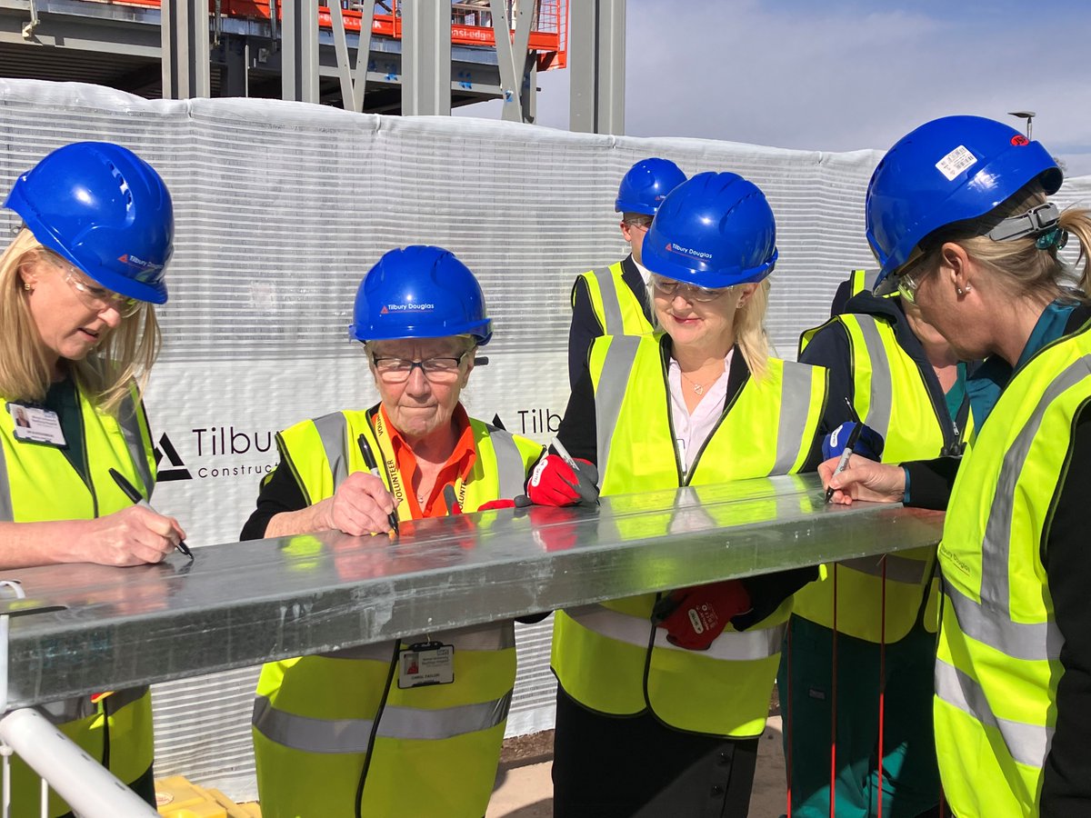 TilburyNorth's tweet photo. Throwback to @wuthnhs enjoying signing the last piece of steel to celebrate #construction progress of their new Urgent & Emergency Care Facility at Arrowe Park Hospital & a great opportunity for the team to make their mark on the building! π·ββοΈποΈπ·ββοΈ
#TilburyDouglas #Steelsigning https://t.co/KVAe7IVyzZ