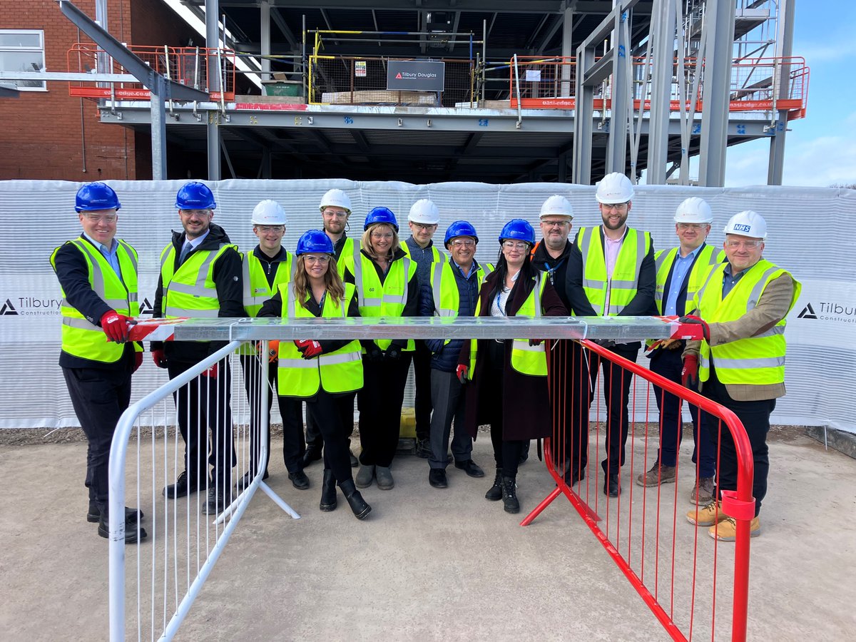 TilburyNorth's tweet photo. Throwback to @wuthnhs enjoying signing the last piece of steel to celebrate #construction progress of their new Urgent & Emergency Care Facility at Arrowe Park Hospital & a great opportunity for the team to make their mark on the building! π·ββοΈποΈπ·ββοΈ
#TilburyDouglas #Steelsigning https://t.co/KVAe7IVyzZ