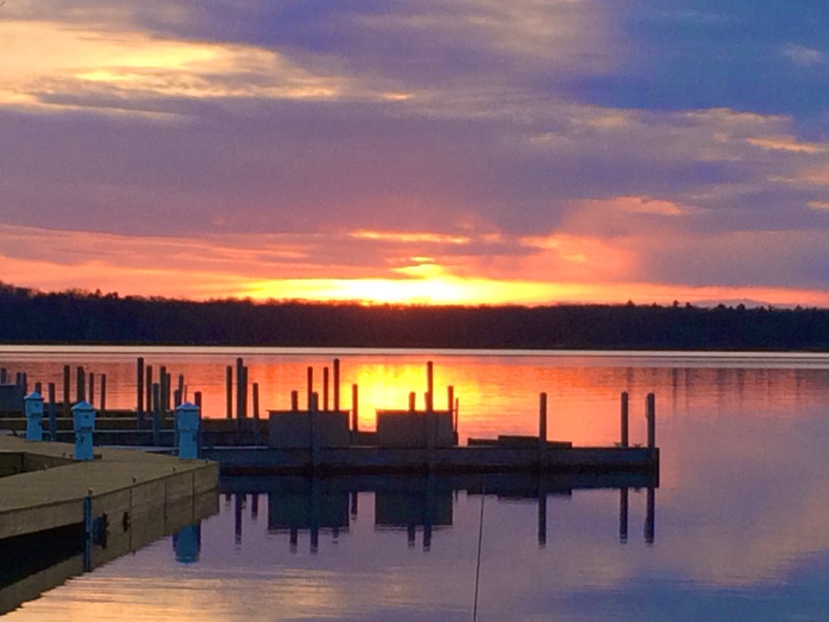 RT @MitchandMarcy: @DailyPicTheme2 The #GrandTraverseBay: With its colors at #dusk, the end of a perfect beach day. 
🌅 📸#mitchandmarcyphotos

#DailyPictureTheme #PureMichigan
#TraverseCity #sunsetphotography #sunsets #rtitbot