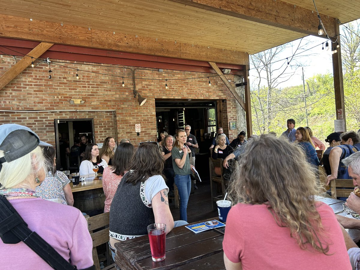 BlueRidgePublic's tweet photo. Listening and sharing stories -- we could do this every day! Thanks so much to everyone who joined us at "BPR Amplifies: Foxfire," at @InnovationBrew in Sylva.
A special thanks to @FoxfireOrg @InnovationBrew and @citylightsnc for their partnership.

https://t.co/Ys9jQPCl2N https://t.co/9UOjC19ulq