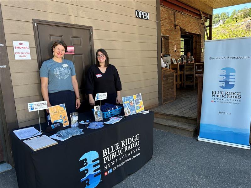 BlueRidgePublic's tweet photo. Listening and sharing stories -- we could do this every day! Thanks so much to everyone who joined us at "BPR Amplifies: Foxfire," at @InnovationBrew in Sylva.
A special thanks to @FoxfireOrg @InnovationBrew and @citylightsnc for their partnership.

https://t.co/Ys9jQPCl2N https://t.co/9UOjC19ulq