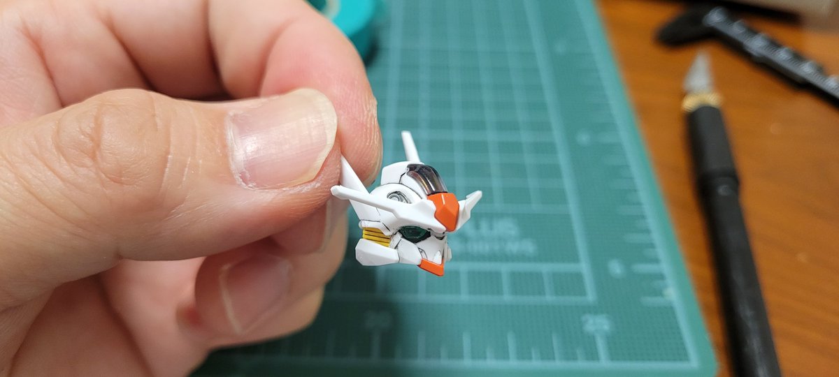 3ch2323's tweet photo. ちょっとだけ組んでみる…
目の回りを削ってツインアイとリアセンサー？カメラ？は100均レジンで複製、ツインアイはちょっとだけ盛ってある(偶然)…www
もうちょっと盛った方が良いかな…失敗しそうな気がするからやめておくか…www

#ガンプラ
#水星の魔女
#エアリアル https://t.co/zjWHEJphDq