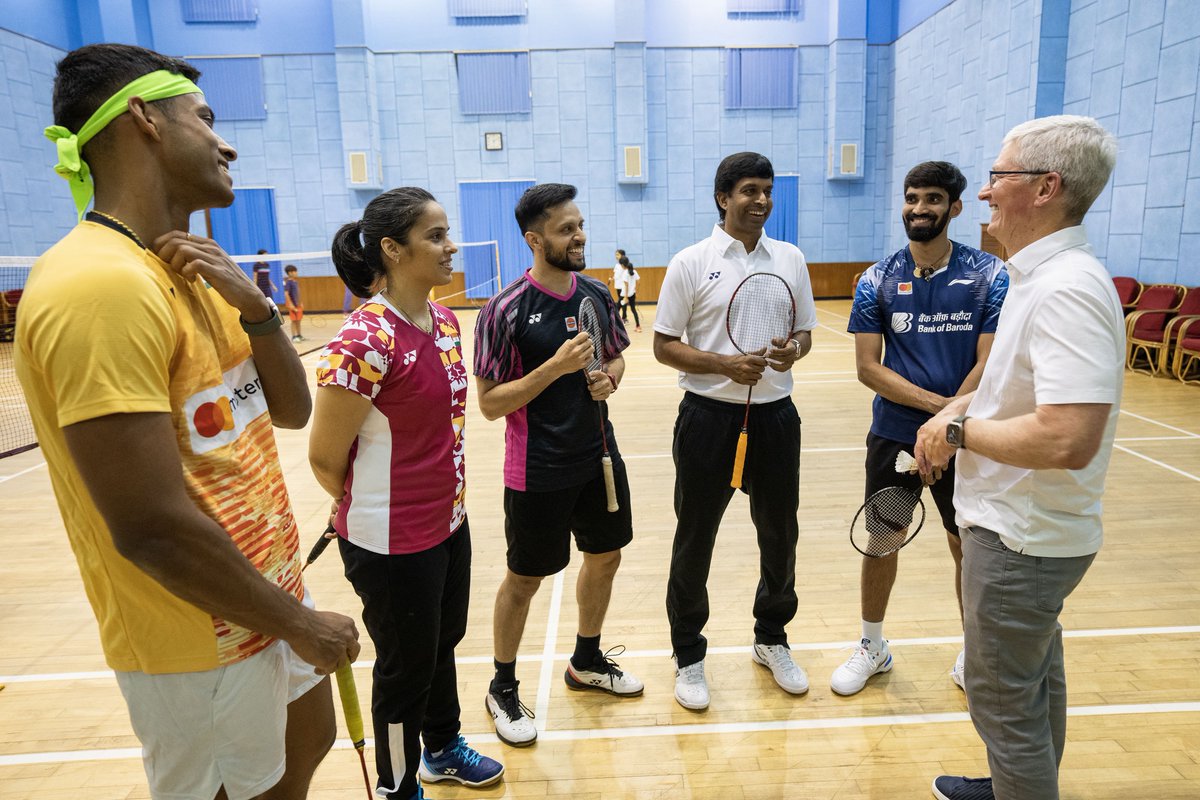 tim_cook's tweet image. Great meeting Coach Gopichand and badminton champions Saina Nehwal, Srikanth Kidambi, Chirag Shetty, and Parupalli Kashyap, who have played a part in putting badminton on the map for India. We served, smashed, and talked about how Apple Watch helps them train! 🏸⌚️