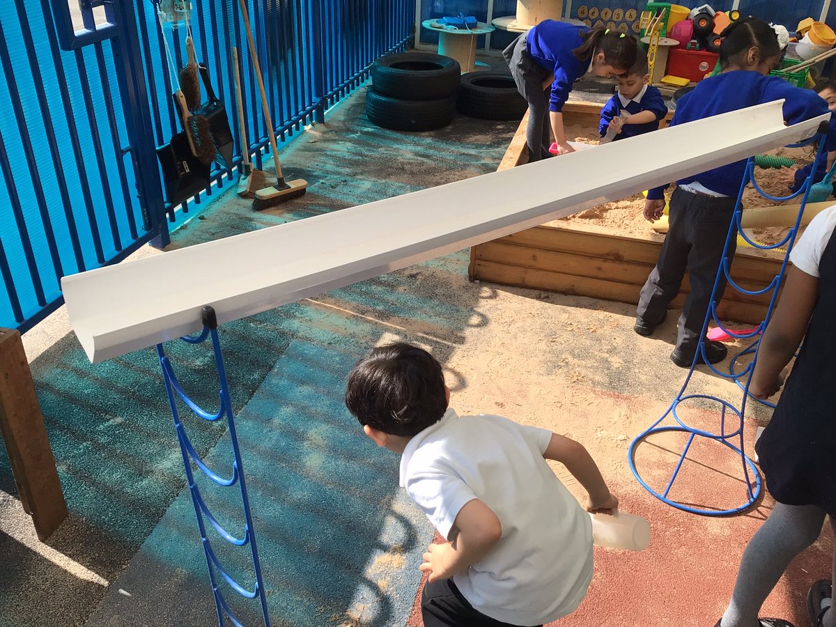 edgewickprimary's tweet photo. What started off as experimenting with pipes in the sand, quickly evolved into a game of limbo! A great way to use our gross motor skills! #spontaneouslearning #earlyyears #earlyeducation #Outdoorplay #receptionchildren https://t.co/ghFRKV9NmK