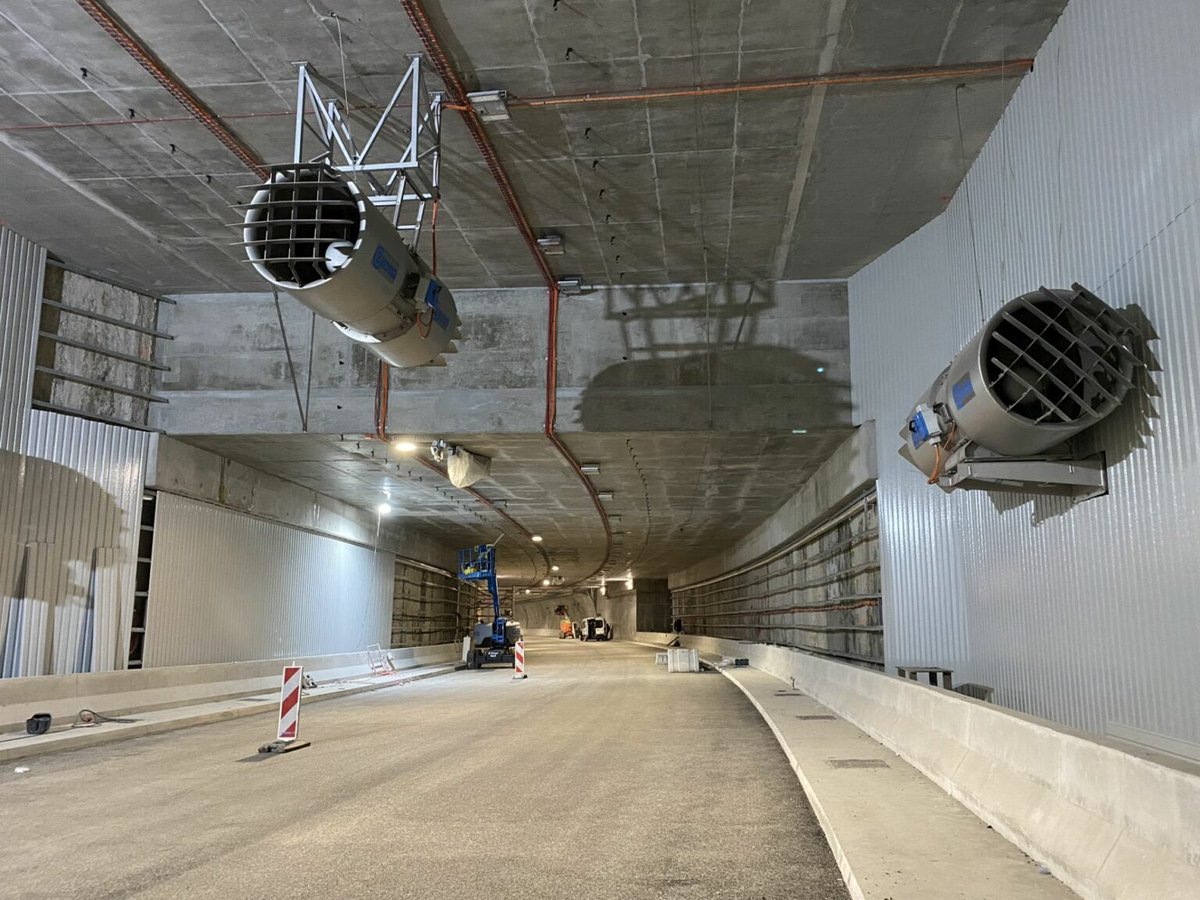 Tunel pod Świną już niemal gotowy. Budowlańcy zakończyli układanie nawierzchni. Położono dwie warstwy asfaltu, nawierzchnia jest gotowa. Teraz pozostały prace wykończeniowe, czysta kosmetyka m.in. montaż kamer i oznakowania. #pomorzezachodnie