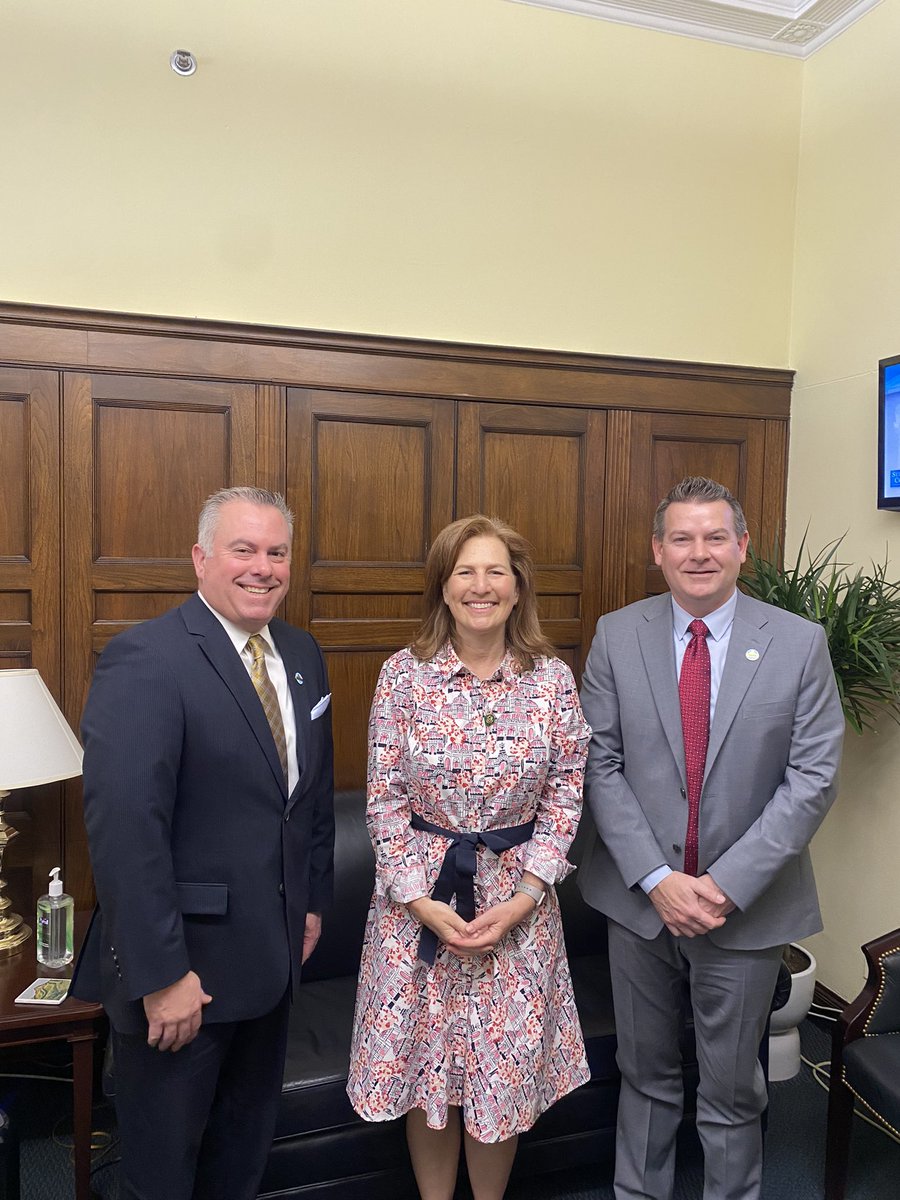 Thank you @RepKimSchrier for meeting with CTA members to discuss pressing tech policy issues during CTA Lobby Day! @johnrluna #CTATechWeek