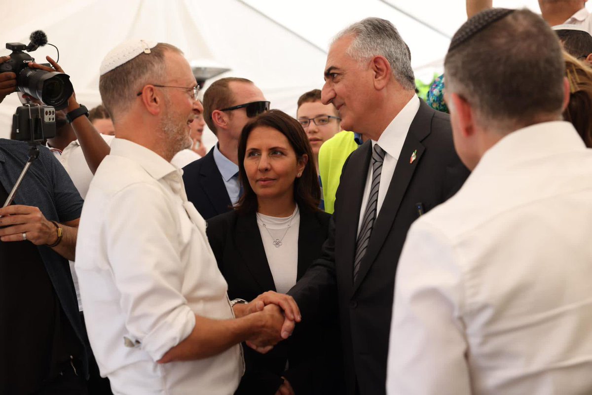 emilykschrader's tweet photo. So powerful! Crown prince @PahlaviReza visits Rabbi Dee whose wife and two daughters were recently killed in a Palestinian terror attack, to issue condolences and send a message of solidarity against terrorism.

Absolutely amazing. Thank you @PahlaviReza! 
#IRGCterrorists https://t.co/mFsRYK7iPU