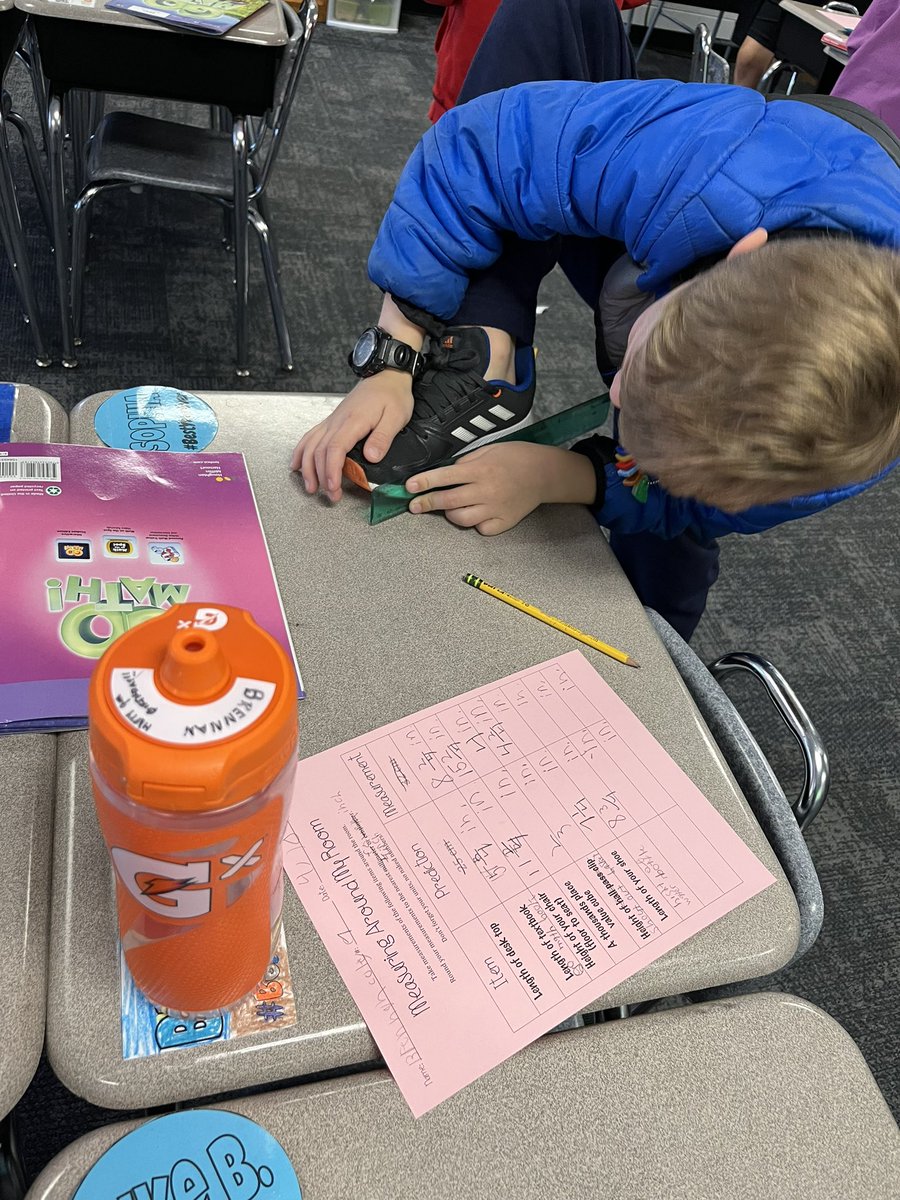 MrsSnipes105's tweet photo. Putting our measurement skills to the test by adventuring around our room to measure items to the nearest fourth inch! 📏 @BlueAshElem #MathRules #LoveMyJob #RealWorldPractice https://t.co/iEYR77Td8c
